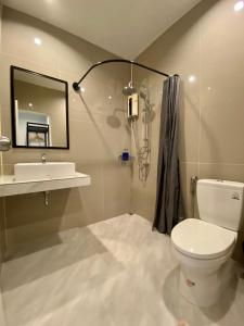 bagno con servizi igienici, lavandino e specchio di The dream garden ad Aonang Beach
