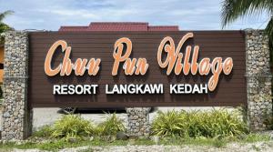 un panneau indiquant le village de chrysler langkawi keahi dans l'établissement Chuu Pun Village Resort, à Pantai Cenang