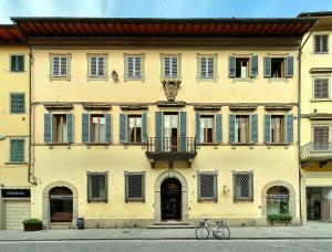 un vélo garé devant un bâtiment dans l'établissement Palazzo Mari suite & rooms b&b, à Montevarchi