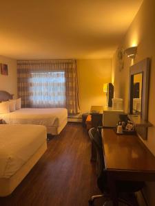 Postel nebo postele na pokoji v ubytování Ramada by Wyndham Anchorage