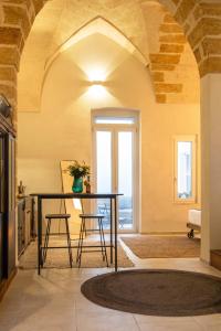 a dining room with a table and a view of the ocean at ELLEMENTS - Luxury Rooms in Brindisi