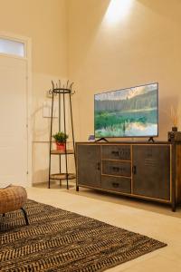 Televízia a/alebo spoločenská miestnosť v ubytovaní ELLEMENTS - Luxury Rooms