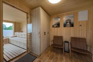 Habitación con 2 sillas y sauna en Wierzbowa przystań en Czchów