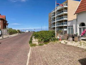 una calle vacía delante de un edificio en Beachhouse Stranddistel 100m from the beach en Noordwijk aan Zee
