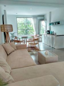 ein Wohnzimmer mit einer Couch und einem Tisch in der Unterkunft Seminyak Beach Tropical Hideaway Apartment in Seminyak