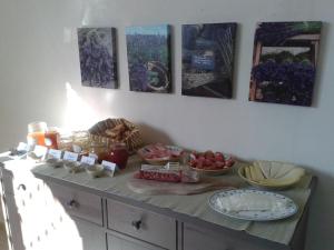Jedlo v ubytovaní bed & breakfast alebo blízkom okolí