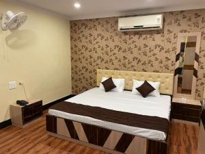 a bedroom with a large bed in a room at Hotel WB40 in Durgāpur