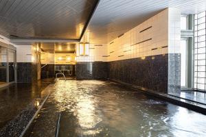 une piscine d'eau au milieu d'un bâtiment dans l'établissement The Gran Resort Elegante Kyoto, à Kyoto