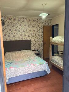 een kleine slaapkamer met een bed en een stapelbed bij Cirse in Río Gallegos