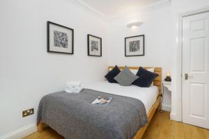 ein Schlafzimmer mit einem Bett in einem Zimmer in der Unterkunft 2 Bedr, 3 Beds, 1 Bath Thames, Trafalgar SQ in London