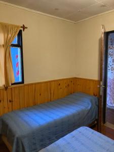 里奧加耶戈斯的住宿－Cirse，一间卧室设有两张床和窗户。