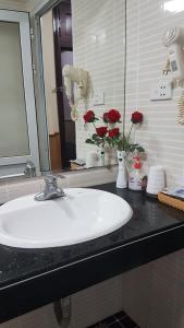 y baño con lavabo blanco y espejo. en Phuong Anh 3 Hotel en Hai Phong