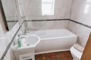 Koupelna v ubytování HILLSIDE COTTAGE - 3 bed property in North Wales opposite Adventure Park Snowdonia