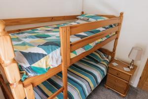 Litera o literas en una habitación de HILLSIDE COTTAGE - 3 bed property in North Wales opposite Adventure Park Snowdonia