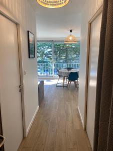 a hallway leading to a dining room with a table at Appartement résidence Le Goulvars-plage du Goviro in Quiberon