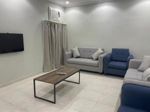 ein Wohnzimmer mit 2 Sofas und einem TV in der Unterkunft سما2 in Yanbu