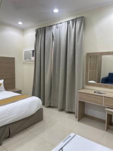 a hotel room with a bed and a mirror at سما2 in Yanbu