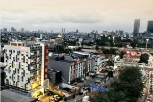 einen Blick auf die Stadt Managua in der Unterkunft FOX Lite Grogol Jakarta in Jakarta