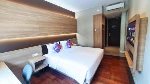 Letto o letti in una camera di FOX Lite Grogol Jakarta