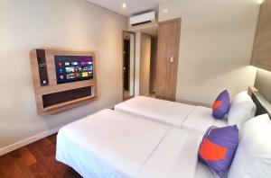 Letto o letti in una camera di FOX Lite Grogol Jakarta