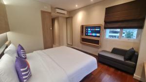Letto o letti in una camera di FOX Lite Grogol Jakarta