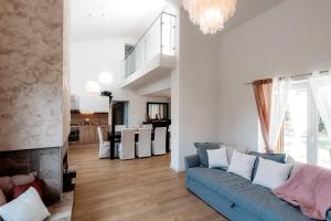 uma sala de estar com um sofá azul e uma lareira em La Casa di Gabri em Málchina