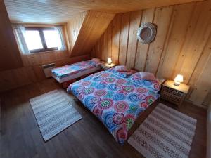 Posteľ alebo postele v izbe v ubytovaní Zbojnícka drevenica 3