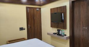 TV i/ili multimedijalni sistem u objektu STAYMAKER Hotel Bhagwan - Only Indian Citizens Allowed