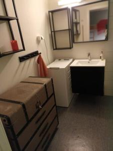 uma casa de banho com lavatório, WC e espelho em Koselig leilighet , med parkering og ski in &out. em Oppdal