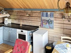 - une cuisine avec une cuisinière et une table dans une chambre dans l'établissement Holiday home Bryggja II, à Bryggja