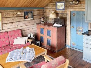 uma sala de estar com um sofá e uma mesa em Holiday home Bryggja II em Bryggja