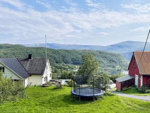 una casa con un aro de baloncesto en la hierba en Holiday home Bryggja II, en Bryggja