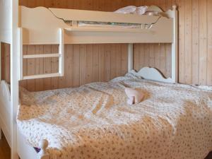 ein Schlafzimmer mit einem Bett, auf dem eine Katze schläft in der Unterkunft Holiday home Berg I Østfold in Dale