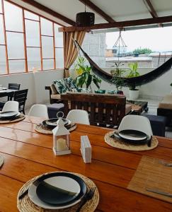 una mesa de madera con placas negras encima en Piccolo Bed & Breakfast, en Tarapoto
