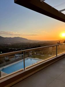 - Balcón con piscina y vistas a la puesta de sol en Luxury penthouse with sea view in La Cala Golf Resort, en La Cala de Mijas