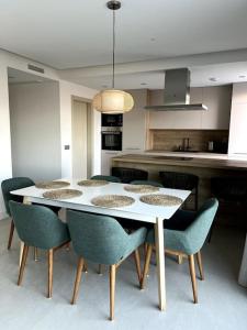 stół jadalny z krzesłami i kuchnia w obiekcie Luxury penthouse with sea view in La Cala Golf Resort w mieście La Cala de Mijas