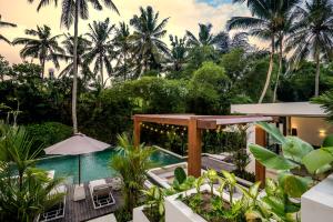 ein Luftblick auf ein Resort mit einem Pool und Palmen in der Unterkunft Villa Oasis by BaliSuperHost in Ubud