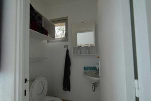 La petite salle de bains est pourvue de toilettes et d'un lavabo. dans l'établissement Les Hauts de Saint Siffret, à Saint-Siffret