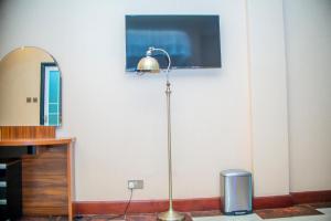 TV a/nebo společenská místnost v ubytování Hera Hotel Kampala