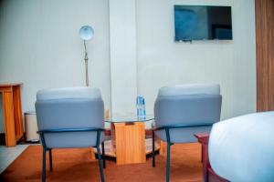 TV a/nebo společenská místnost v ubytování Hera Hotel Kampala