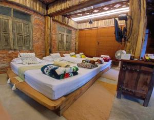 a bedroom with two beds in a room at ไชยพล โฮมสเตย์ หมู่บ้านแม่กำปอง in Ban Pok Nai