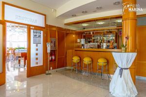The lounge or bar area at Hotel Marina