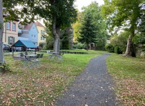 un camino en un parque con una mesa de picnic y árboles en A.M.C. Ferienwohnung en Karlstadt