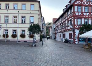 una calle adoquinada en una ciudad con edificios en A.M.C. Ferienwohnung en Karlstadt