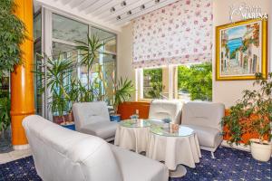 A seating area at Hotel Marina