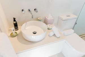 Bagno di Port O' Call Motel