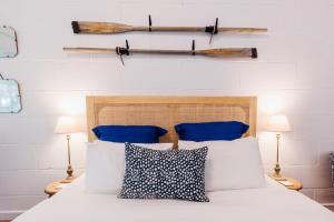 Letto o letti in una camera di Port O' Call Motel