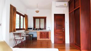 Kuchyň nebo kuchyňský kout v ubytování Baan Bhuwann Holiday Apartment