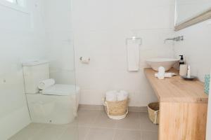 Bagno di Port O' Call Motel