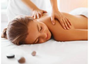 una mujer recibiendo un masaje de espalda en un masaje terapeuta en PRIVATE ROOM & SPA avec Jacuzzi privatif en Lorgues